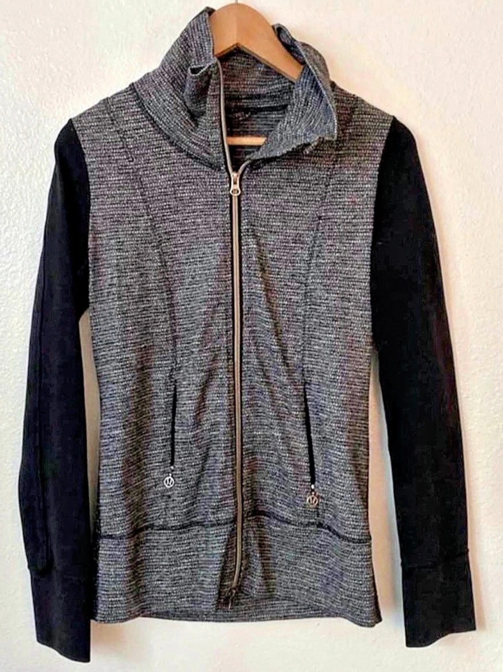 lululemon Gray & Black Zip Front Athletic Vest Like New size 4
